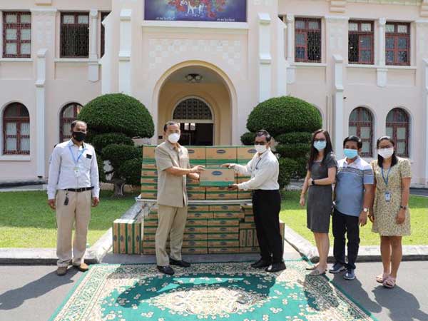 Công ty con của Vinamilk tại Campuchia tặng sữa cho trẻ em và người dân trong đại dịch