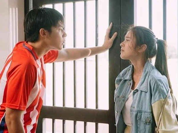 Về nhà lấy đồ cho chị dâu đang cấp cứu, thấy anh trai bê bết bên mâm cơm, tôi nóng mặt hất tung