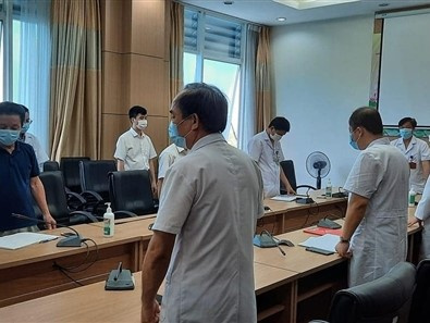 Nhói lòng câu chuyện vợ chồng bác sĩ BV Bệnh Nhiệt đới TW không thể về chịu tang khi hay tin mẹ mất