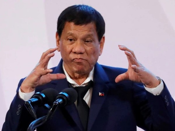 Ông Duterte thề 'không lùi 1 inch' trước Trung Quốc ở biển Đông: Muốn giết chết tôi thì giết!