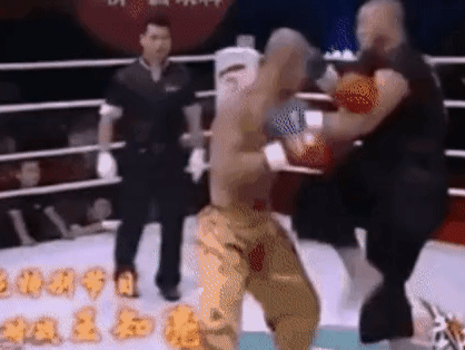 'Lỗ Trí Thâm' làng võ Trung Quốc bị 'đệ nhất Thiếu Lâm' đánh bại trong trận đấu gây cười