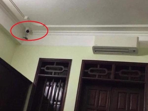Nữ sinh cầu cứu vì cuộc sống 'tù ngục', bị giám sát từng miếng ăn giấc ngủ, tưởng lên đại học sẽ khá hơn ai ngờ phụ huynh...lắp thêm camera