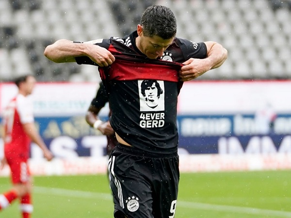 Lewandowski san bằng kỷ lục ghi bàn của huyền thoại Gerd Muller
