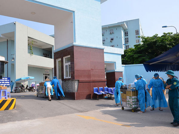 Nhân viên y tế Bệnh viện K hối hả vận chuyển đồ tiếp tế, hàng từ thiện dưới cái nóng oi bức gần 40 độ C