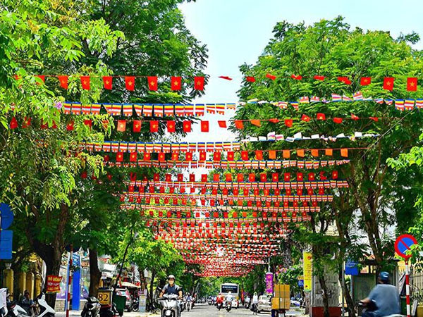 Đường phố Hà Nội rực rỡ trước ngày bầu cử