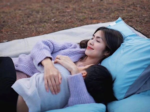 Hà Tăng khoe ảnh an nhiên bên quý tử cuối tuần, đập ngay vào mắt là visual ít phấn son mà vẫn cực đỉnh của mẹ bỉm hào môn