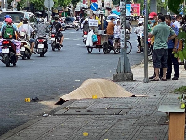 Người đàn ông mặc áo GrabBike bị đâm tử vong trước cổng BV Nhi Đồng I