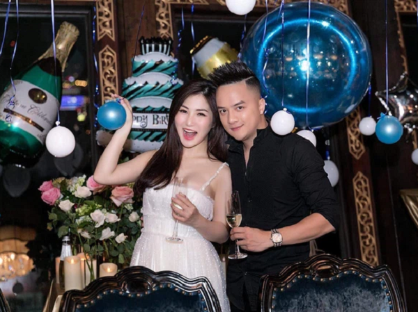 Hương Tràm xuất hiện trong tiệc sinh nhật cùng Cao Thái Sơn, ai cũng chú ý tới vòng 2 lùm lùm sau lớp váy