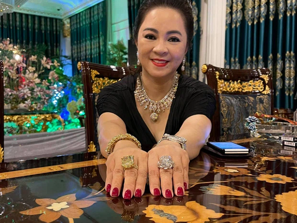 Bà Phương Hằng khoe 2 cục kim cương to khủng khiếp, khẳng định 'kim cương tính bằng kí' không hề bốc phét!