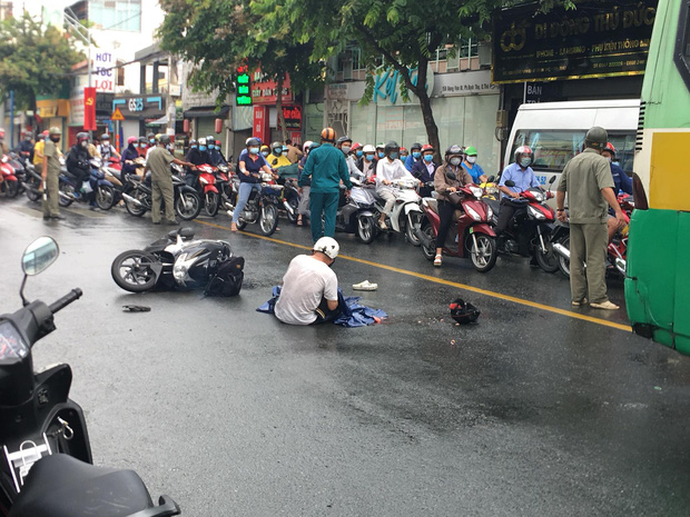 TP.HCM: Nữ sinh lớp 12 bị xe buýt cán tử vong trên đường đi ôn thi tốt nghiệp, cha ôm thi thể con ngồi khóc ngất