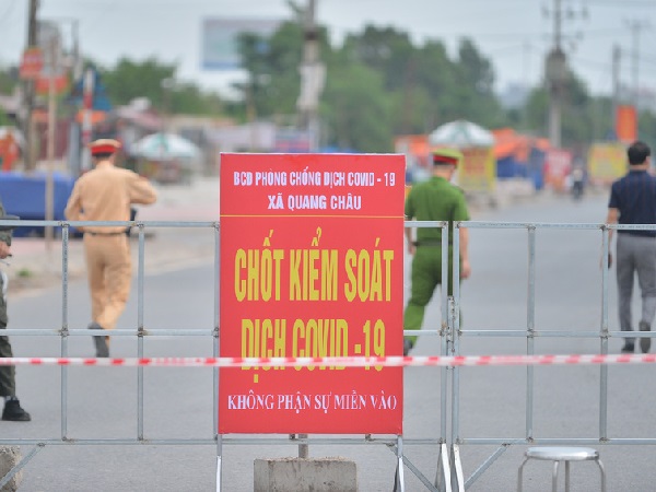 Ảnh: Bắc Giang lập chốt phong toả huyện Việt Yên sau khi phát hiện ổ dịch Công ty Hosiden, hàng chục nghìn người bị cách ly