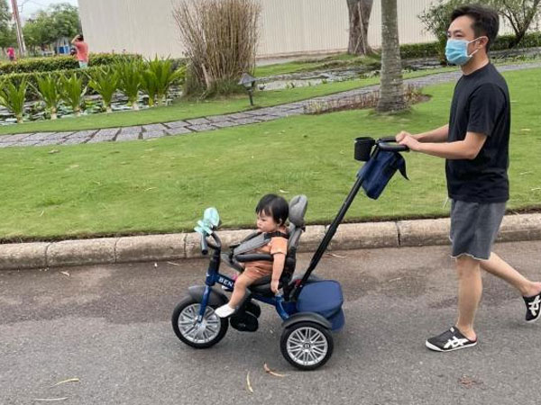 Cường Đô La bị nhắc nhở vì không đeo khẩu trang cho con gái giữa mùa dịch Covid-19, Đàm Thu Trang nói gì?