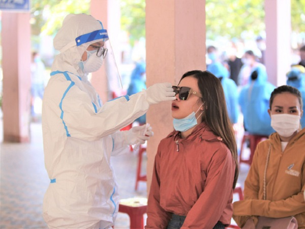 Con gái chủ quán cơm gà bị lây Covid-19 từ bố đã đến những nơi nào?