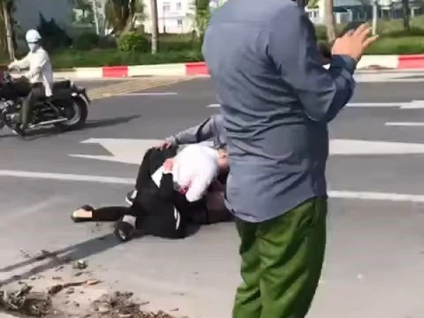Xác minh clip nam thanh niên mặc quần giống trang phục công an, đứng nhìn tài xế taxi vật lộn với tên cướp