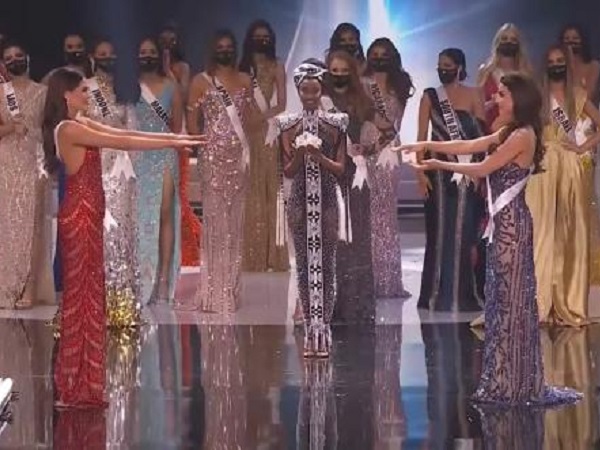 Giây phút hồi hộp nhất lại tạo ra khoảnh khắc hài hước lần đầu tiên xuất hiện trong lịch sử Miss Universe