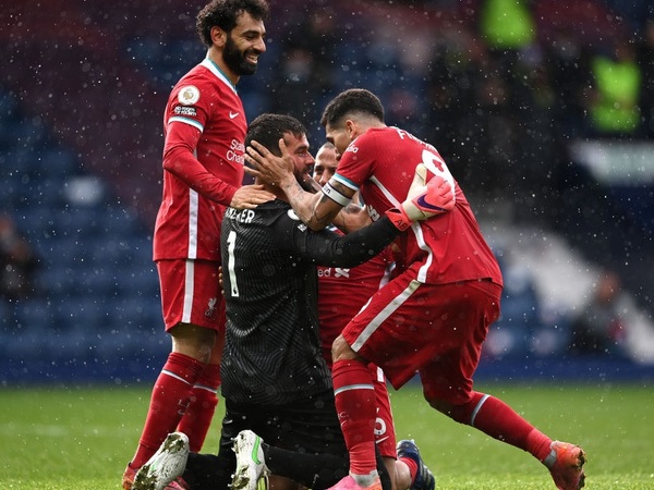Siêu kịch tính: Thủ môn ghi bàn phút bù giờ cuối, Liverpool thắng nghẹt thở để sống lại hy vọng top 4