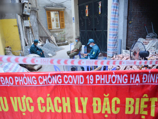 Ảnh: Hà Nội phong toả con ngõ ở Khương Đình do có ca dương tính với SARS-CoV-2