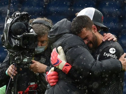 Thủ môn Alisson rơi nước mắt, tiết lộ lý do giúp anh ghi bàn phút bù giờ cuối hồi sinh Liverpool