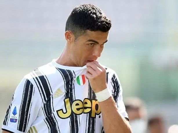 Ronaldo bị ‘cô lập’ trong phòng thay đồ Juventus