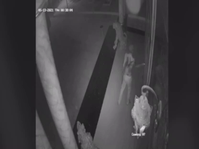 Thanh niên xăm trổ cầm hung khí đập cửa nhà dân lúc nửa đêm giả vờ kêu cứu, gia chủ check camera và có pha xử lý không thể chuẩn hơn