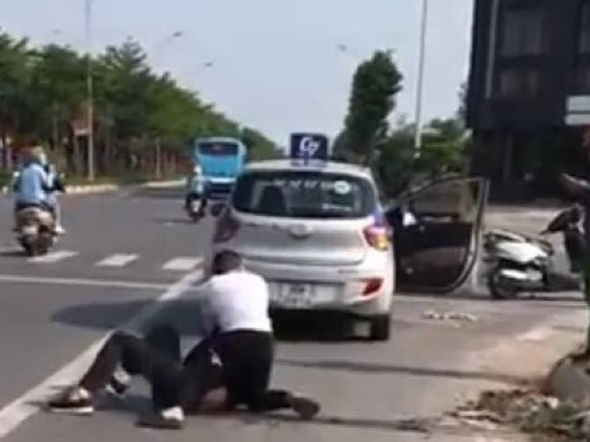 Chủ tịch Hà Nội khen thưởng tài xế taxi bắt cướp