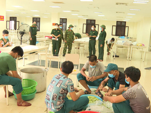 Cận cảnh bên trong bếp ăn quân đội phục vụ hàng trăm công dân ở khu cách ly ở Huế