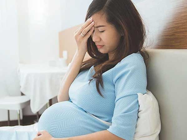Đang mang bầu nên từ chối về quê chịu tang bố chồng, tôi chết điếng với thứ mẹ chồng gửi lên ngay sáng hôm sau