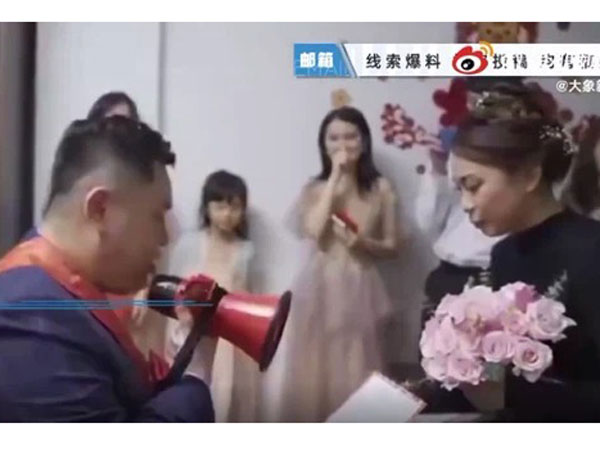 Vào phòng đón dâu, chú rể mặt mày hầm hầm xé luôn bản lời thề hôn nhân trước mặt quan khách và cú 'quay xe' không tin nổi sau đó