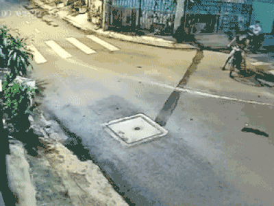 Vừa dừng trước cửa nhà, người đàn ông bị 6 thanh niên phối hợp cướp xe máy, thủ đoạn tinh vi của chúng khiến nạn nhân không thể chống cự