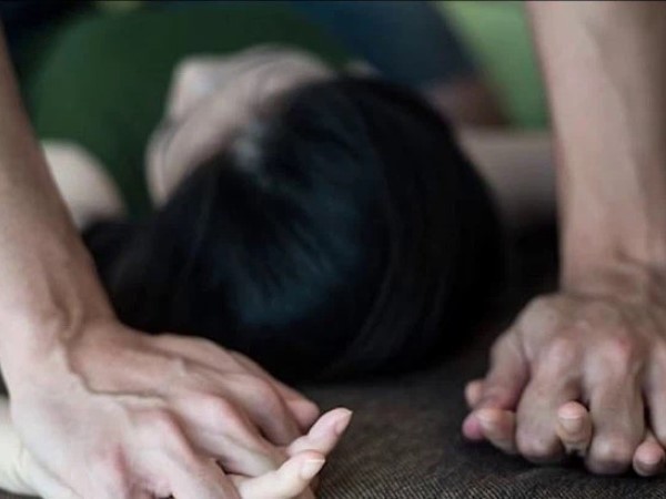 Bé gái 13 tuổi bị chính cha đẻ giở trò đồi bại khi về thăm nhà