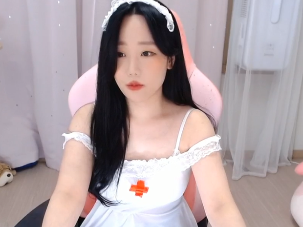Bị hiểu nhầm là không mặc quần trên sóng, nữ streamer hoảng hồn vì nhận bão report và án cấm kênh