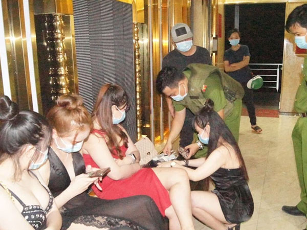 Quán karaoke hoạt động lén lút với gần 100 khách, nhiều người dương tính ma túy