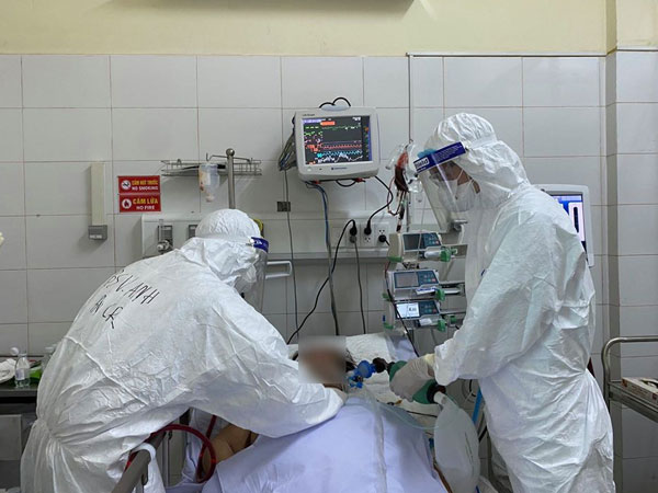 Một thai phụ ở Hà Nội mắc COVID-19 diễn biến nặng, xem xét đặt ECMO
