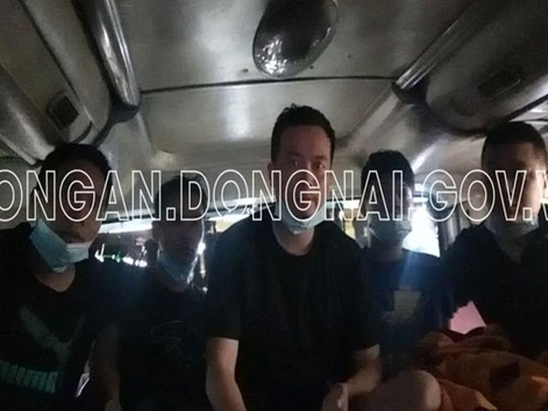 Xe khách chở 5 người Trung Quốc nhập cảnh trái phép trốn từ vùng dịch Bắc Giang vào Đồng Nai, ẩn nấp trong thùng carton