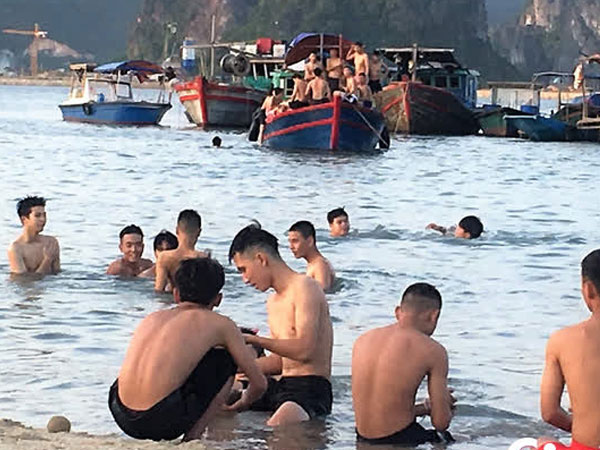 Quảng Ninh: Giữa dịch COVID-19, nhiều người dân vẫn đổ xô ra bãi tắm