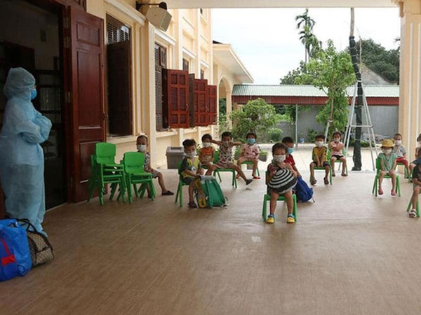Hình ảnh 24 trẻ mầm non ở Hà Nam theo cô giáo đi cách ly tập trung sau khi bạn học 3 tuổi dương tính với SARS-CoV-2