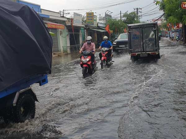 Ảnh: Đường Sài Gòn lại thành sông sau mưa, nước chảy cuồn cuộn như thác đổ