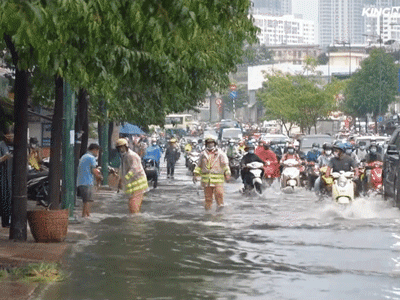 Video: Mưa lớn, kẹt xe kéo dài giờ tan tầm ở Sài Gòn, CSGT dùng tay thông cống thoát nước