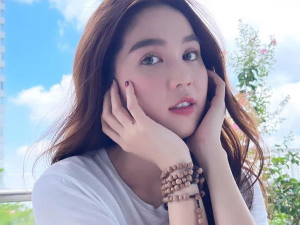 Giữa lúc showbiz xôn xao vì vấn đề 'khán giả nuôi nghệ sĩ', Ngọc Trinh đăng đàn ẩn ý: 'Nuôi em đi, em ngoan lắm'