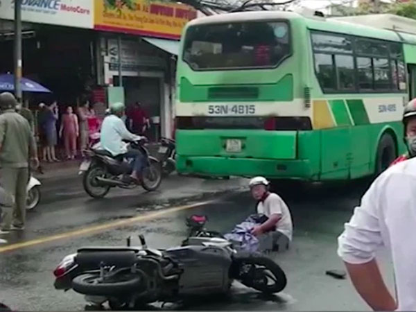 Nữ sinh lớp 12 bị xe buýt cán tử vong: Quặn lòng cảnh người cha ôm thi thể con gái gào khóc giữa đường