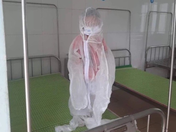 Bé trai 4 tuổi nghi mắc Covid-19 mặc đồ bảo hộ kín mít trong khu cách ly: 'Bé rất ngoan và dũng cảm, không hề khóc khi được lấy mẫu xét nghiệm'