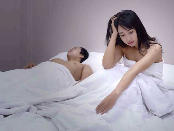 Thấy chồng chán nản khi 'tàn cuộc yêu', vợ đặt đúng một thứ vào phòng ngủ mà cục diện 'biến hóa khôn lường'