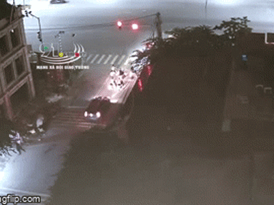 Video: Đạp nhầm chân ga, ô tô đâm liên tiếp vào 4 xe máy đang chờ đèn đỏ