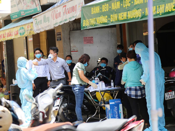 Chùm ảnh: Nhân viên y tế mướt mồ hôi, đội nắng lấy mẫu xét nghiệm xuyên trưa tại con hẻm ở quận 3, TP.HCM