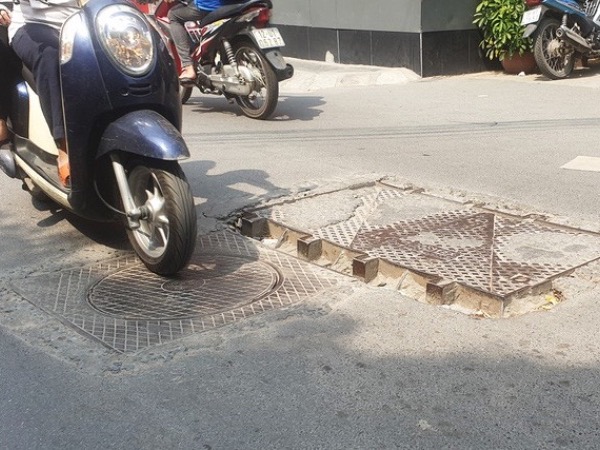 Những nắp cống như bẫy người nhan nhản trên đường phố Hà Nội