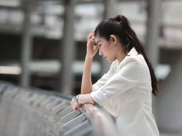 Đứng ở cửa thấy anh rể hành hạ chị ruột, tôi định chạy về nhà mách bố mẹ thì một người đàn ông đã cầm chặt tay nói sự thật rúng động