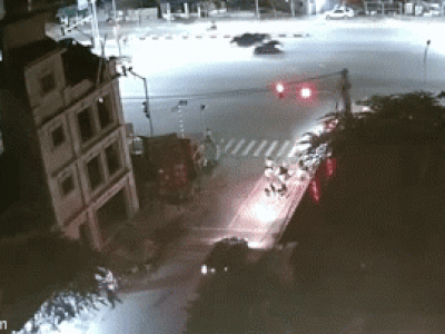 Video: Ô tô 'lùa' hàng loạt phương tiện dừng chờ đèn đỏ ở ngã tư đường Hải Phòng