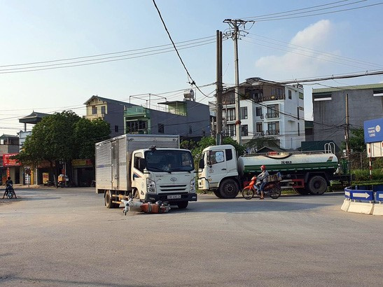 Phóng xe máy lao thẳng vào ô tô tải, 2 học sinh nguy kịch
