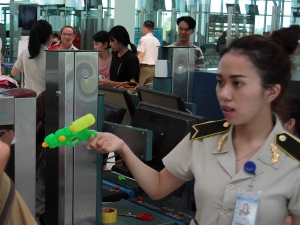 Quy định mới: Đồ vật nguy hiểm cấm khách mang lên máy bay