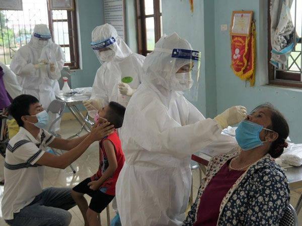 Sinh viên Hải Dương quên ăn, quên ngủ về tâm dịch Bắc Giang lấy mẫu xét nghiệm